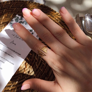 Anello aperto in acciaio inossidabile placcato oro 18K con design a strisce artistiche