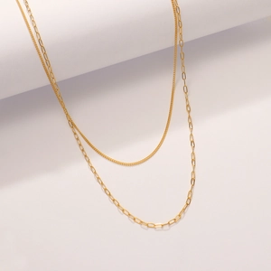 Gros plan sur collier double rang plaqué or 18K en acier inoxydable à maillons trombone