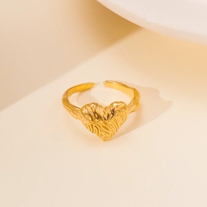 Detail eines 18K vergoldeten Edelstahlrings mit organisch texturiertem Herzmotiv