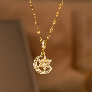 18k gold lucky four-leaf clover necklace with polished cat-eye petal pendant for women