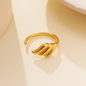Nahaufnahme eines 18K vergoldeten verstellbaren Rings mit poliertem Wellendesign