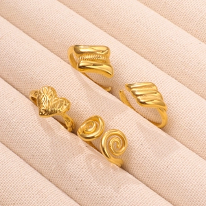 Vierer-Set 18K vergoldete Edelstahlringe mit Herz- und Spiraldesign in Schmuckbox