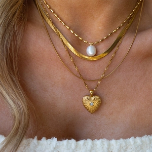 Mehrlagiges goldenes Halsketten-Set mit Süßwasserperle und Herzanhänger für Damen