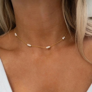 Collier minimaliste en acier inoxydable or 18 carats avec petites perles d'eau douce blanches