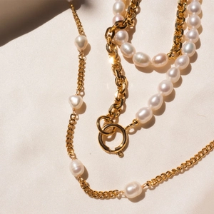 Dettaglio della collana di perle d'acqua dolce con catena oro 18k e chiusura a molla