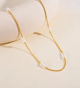 Détail du collier en acier inoxydable doré 18 carats avec petites perles d'eau douce