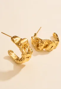 Detail von 18K vergoldeten C-Ohrringen aus Edelstahl mit gehämmerter Lavastruktur