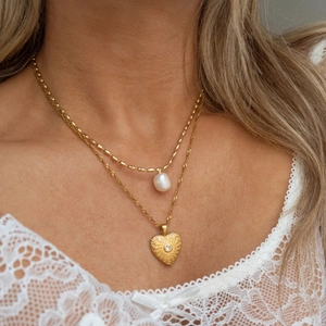 Collana a doppio strato placcata oro 18k con perla bianca e ciondolo a cuore con gemma