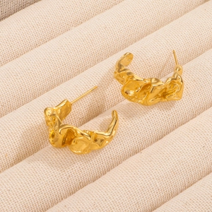 Detail von 18K vergoldeten C-Ohrringen aus Edelstahl mit gehämmerter Lava-Struktur