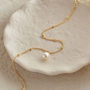Elegant 18K gold plated stainless steel bead chain bracelet with a round pearl pendant