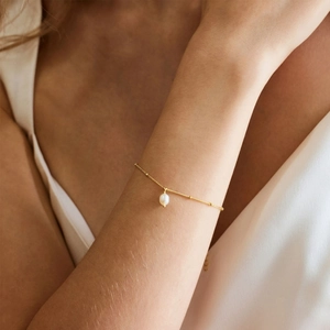 Elegant 18K gold-plated stainless steel chain bracelet with a white freshwater pearl pendant