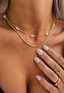 Vue détaillée du collier coeur multicouche en or 18 carats avec perles d'eau douce
