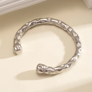 Bracelet jonc ouvert minimaliste en acier inoxydable martelé avec finition texture argentée