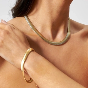 Detailweergave van de 18K vergulde roestvrijstalen slangenketting ketting en armband set