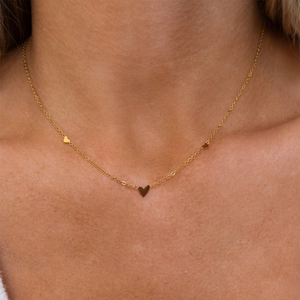 Collier minimaliste en acier inoxydable plaqué or 18 carats avec trois pendentifs cœurs