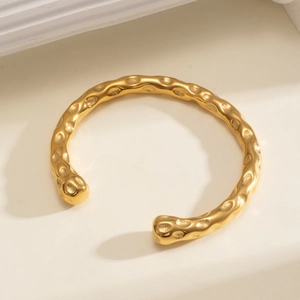Vue détaillée du bracelet jonc en acier inoxydable plaqué or 18 carats au fini martelé