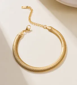 Detail van 18K vergulde roestvrijstalen slangenketting met karabijnsluiting en verlengstuk