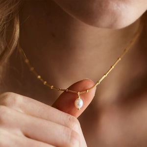 Minimalist 18k gold stainless steel chain necklace with a natural pearl pendant on neck