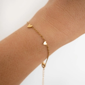 Bracelet cœur minimaliste en acier inoxydable plaqué or 18 carats pour femme au poignet