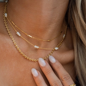 Collier Cœur en Acier Inoxydable Plaqué Or 18K pour Femme Choker Élégant avec Perles d'Eau Douce Bijoux de Cou Minimalistes