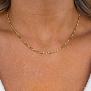 Primer plano de un collar de cadena de cuerda bañado en oro de 18K con acabado brillante