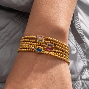 Set van vijf gouden kralenarmbanden met kleurrijke rechthoekige geboortestenen