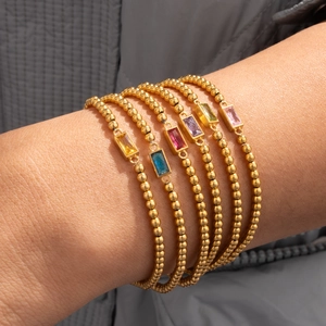 Set van zes gouden kralenarmbanden met kleurrijke rechthoekige geboortestenen