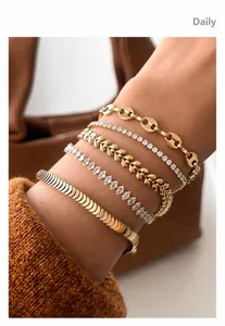 Detailweergave van gelaagde 18k gouden koffieboon armbanden en zirkonia sieraden