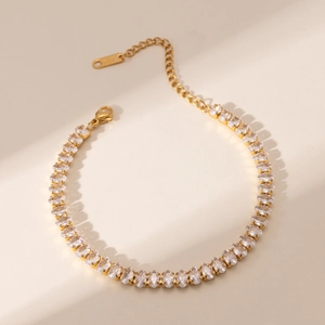Detail van de 18k vergulde koffieboon armband met zirkonia steentjes en K18 markering
