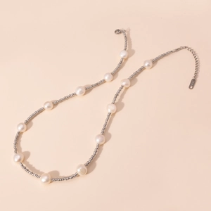 Dettaglio della collana di perle d'acqua dolce con perline d'argento e chiusura K18