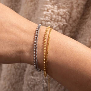 Minimalistische 18K gold und silberne mehrlagige Perlenarmbänder für einen Stapel-Look