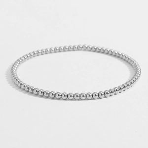 Nahaufnahme eines silbernen Perlenarmbandes mit hochglänzender Metalloberfläche
