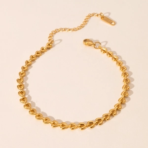 Detail van 18k vergulde hartjesarmband met verstelbare verlengketting en karabijnsluiting