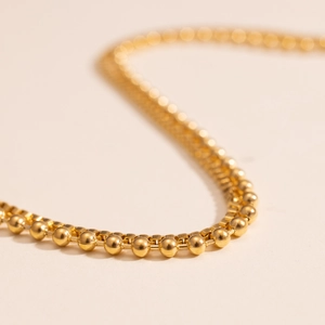 Nahaufnahme der mit 18 Karat vergoldeten Edelstahlkette mit Perlen für Frauen