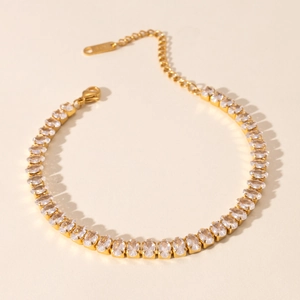 Detail van 18k vergulde tennisarmband met ovale zirkonia en een karabijnsluiting