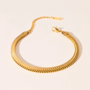 Detailopname van de 18k goud vergulde koffieboon armband met stevige karabijnsluiting