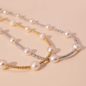 Elegante collana placcata oro 18k con perle d'acqua dolce naturali e sfere in metallo