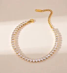 Detail van 18k vergulde roestvrijstalen armband met ovale zirkonia edelstenen