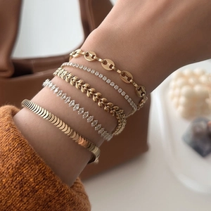 5-delige gouden armbandenset met koffieboonschakels, zirkonen en getextureerde manchet