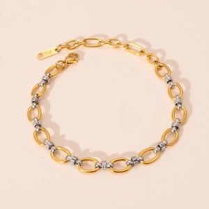 Detail of two-tone oval link bracelet with K18 gold tag and secure lobster clasp