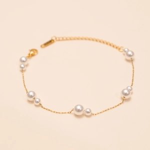 Elegantes Armband aus 18 Karat vergoldetem Edelstahl mit weißen Süßwasserperlen für Damen