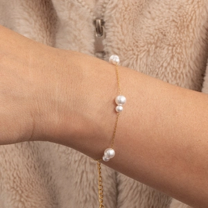 Eleganter 18k vergoldeter Edelstahlarmband mit weißen Süßwasserperlen für Damenmode