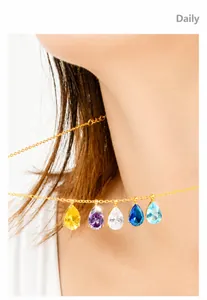 Dettaglio della collana in acciaio dorato con cinque ciondoli in zircone colorato a goccia