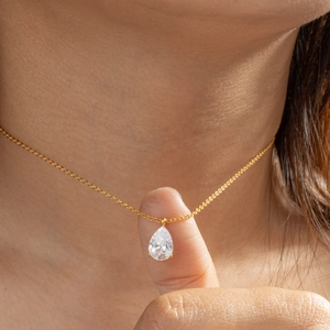 Collana con pietra portafortuna a goccia in acciaio inossidabile placcato oro 18k e zircone