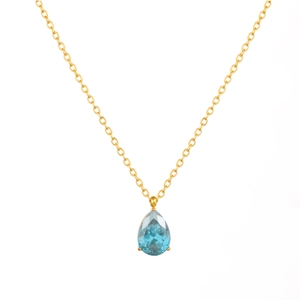 Dettaglio della collana in acciaio placcato oro 18k con ciondolo in zircone blu a goccia