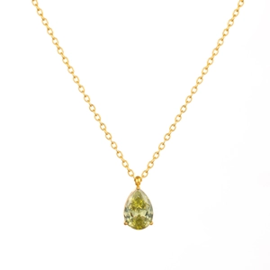 Dettaglio della collana in acciaio placcato oro 18k con zircone a goccia verde oliva