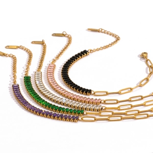 Detalle del juego de 5 pulseras de acero inoxidable bañadas en oro de 18k con circonitas