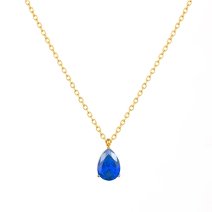 Dettaglio del ciondolo in zircone blu scuro a forma di pera su una catena in oro 18 carati
