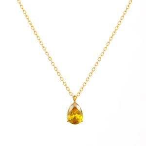 Dettaglio della catena in acciaio placcato oro 18k con ciondolo in zircone giallo a goccia