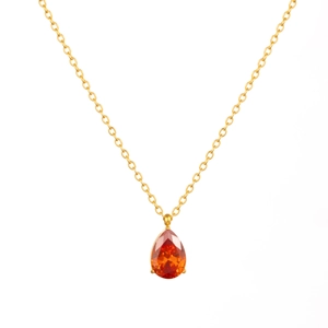 Dettaglio del ciondolo a goccia in zircone arancione su catena in acciaio oro 18k